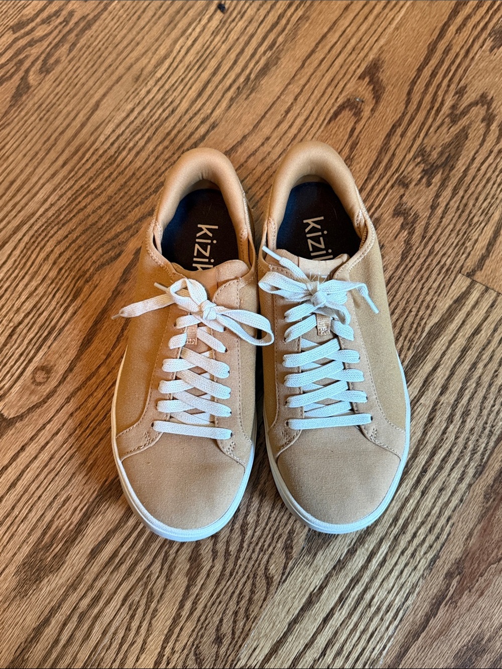 Kizik Men’s Tan Low-Top Sneakers with White Laces, Sz 8